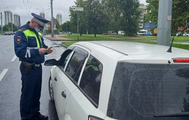 В Питере водитель совершил наезд на инспектора после того, как он отказался брать взятку