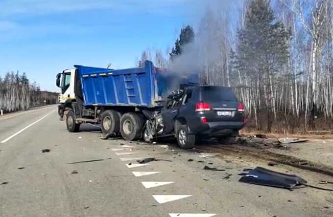 Land Cruiser врезался в самосвал на трассе в Амурской области и загорелся