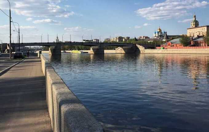 Из Москвы-реки достали тонувшего мужчину: он упал в воду, свесившись через парапет