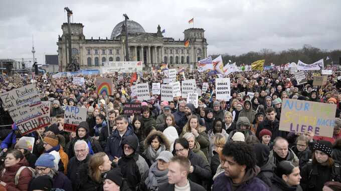 В Берлине прошла массовая манифестация против ультраправых