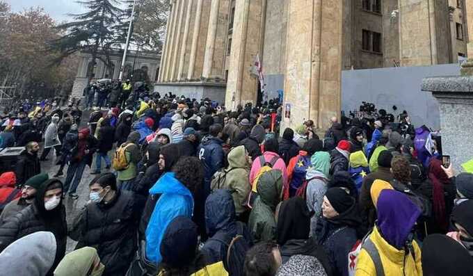 В Грузии протестующие забросали здание парламента яйцами