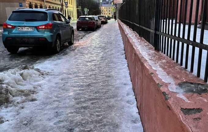 Жители Петербурга жалуются на гололед и плохую уборку снега