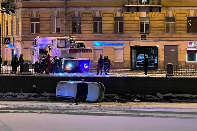 Внедорожник упал в Фонтанку: водитель и пассажиры были пьяны