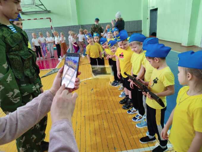 В российских детских садах начали обучать дошкольников обращению с оружием