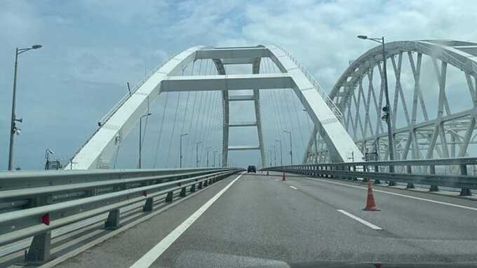 Водители оказались в рекордной пробке на Крымском мосту
