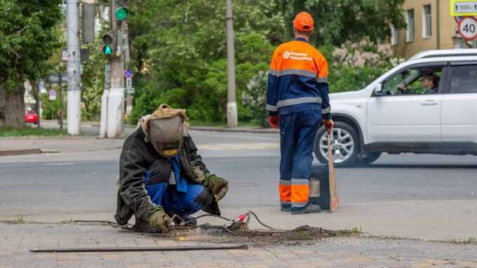 Силовики заняли позиции, коммунальные службы заварили люки: как города встречают День Победы
