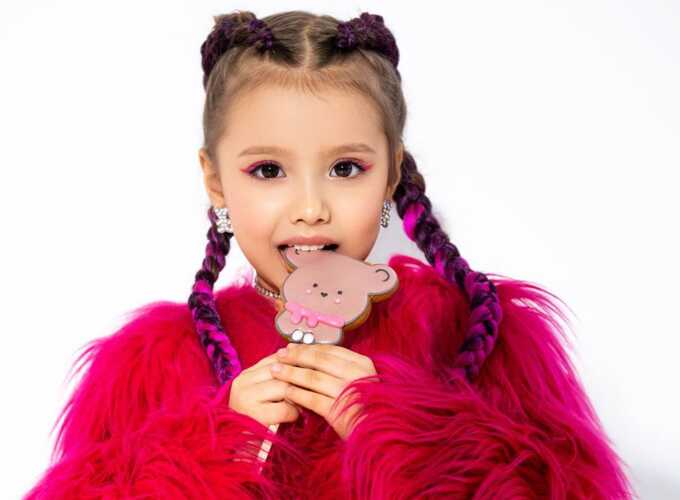 Отец 6-летней блогерши подал заявление в полицию на продюсеров из-за неудачной песни