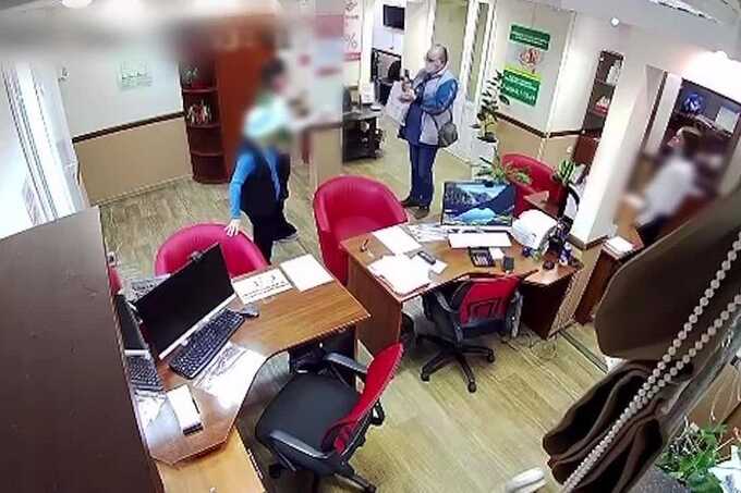 В Уфе мошенники заставили женщину ограбить два офиса микрозаймов