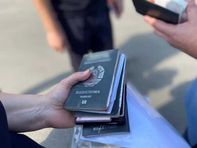 Организованная преступная группа узаконила пребывание тысячи мигрантов в Москве