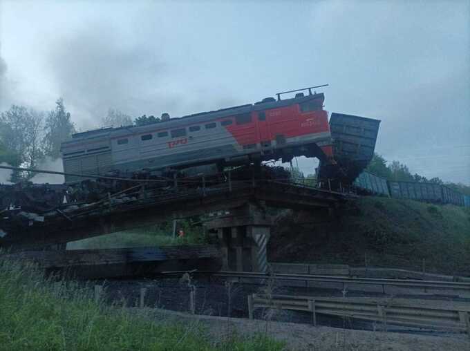 В Курской области во время движения грузового поезда произошло обрушение моста