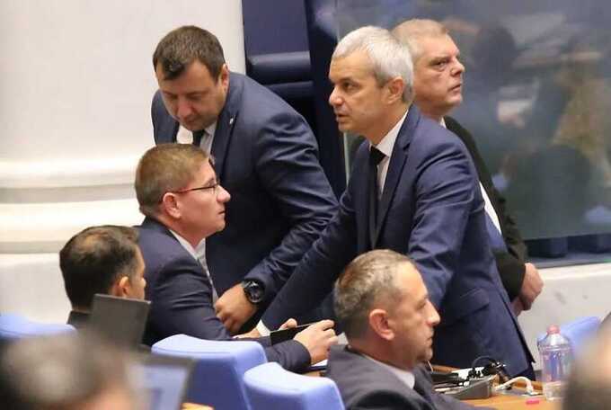 В Болгарии депутаты пророссийской партии заблокировали парламентскую трибуну из-за отказа от национальной валюты