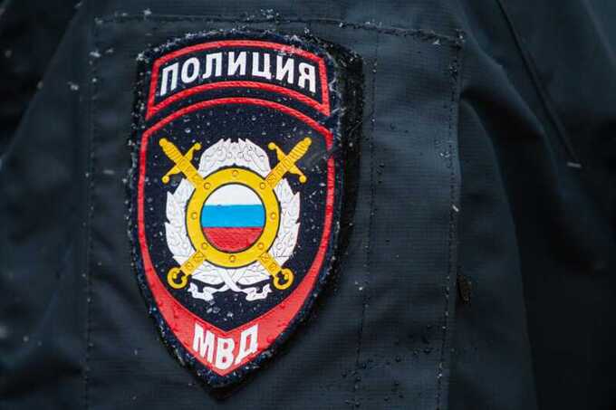 В Югре мошенник, переодетый в полицейскую форму, завладел 500 тысячами рублей от женщины
